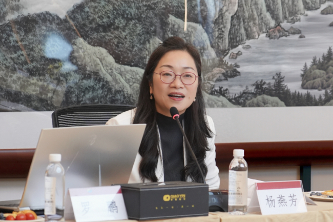▲侨银股份副总经理兼董事会秘书杨燕芳发言