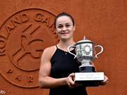 法网巴蒂携冠军奖杯拍写真