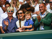 小德娇妻怀抱爱子场边助威