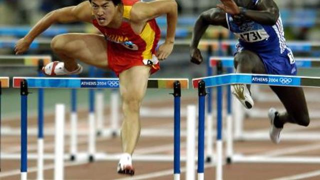 刘翔110米栏夺金 中国飞人成绝对巨星