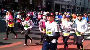 视频-东马现熊猫人跑者