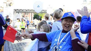 82岁中国奶奶担当志愿者