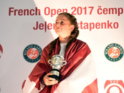 法网冠军载誉回国成民族英雄