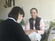 众女将在中网做美甲