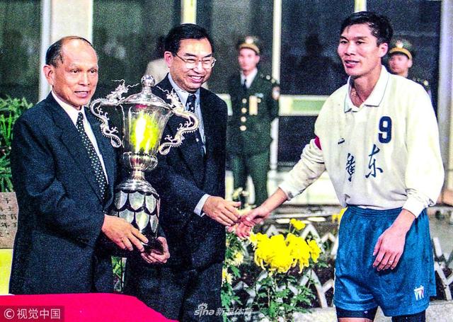 霍英东1995年省港杯颁奖