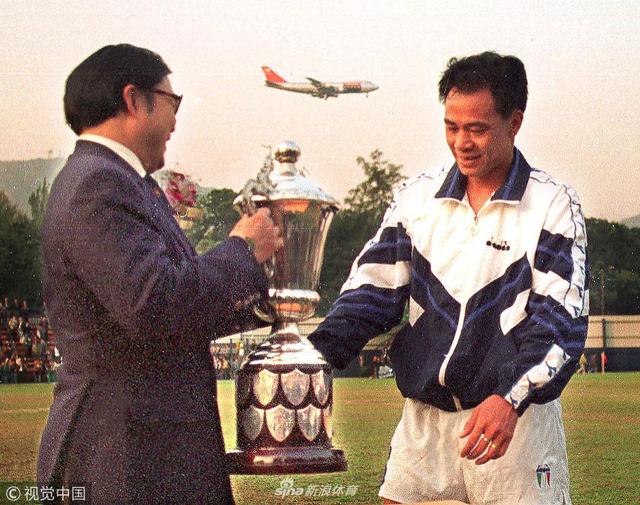 霍震霆向池明华颁发“省港杯”1995年