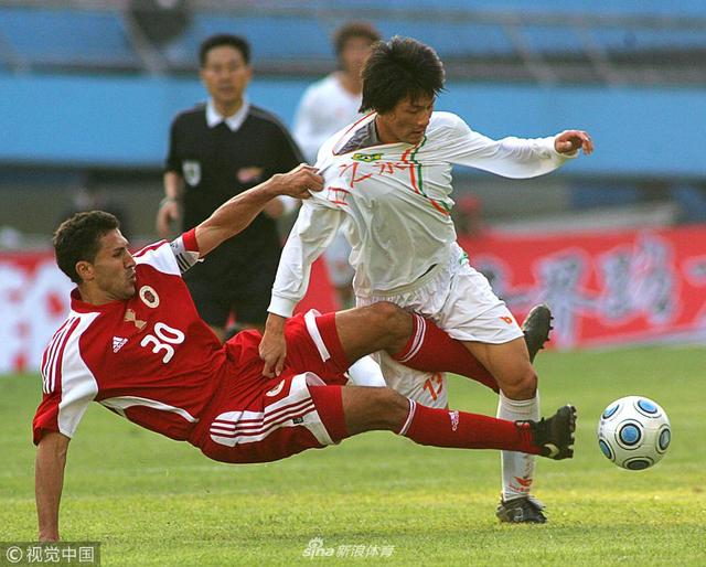 李毅与香港队外援拼抢 2009年1月