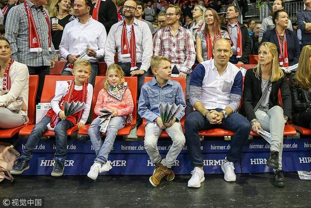 2018年3月25日，德国，罗本带家人看篮球赛。