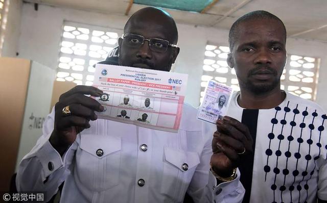 2017年12月26日，利比里亚蒙罗维亚，前世界足球先生、民主变革大会候选人乔治·维阿现身投票。当天西非国家利比里亚将举行总统选举的第二轮、也就是“决胜轮”投票。