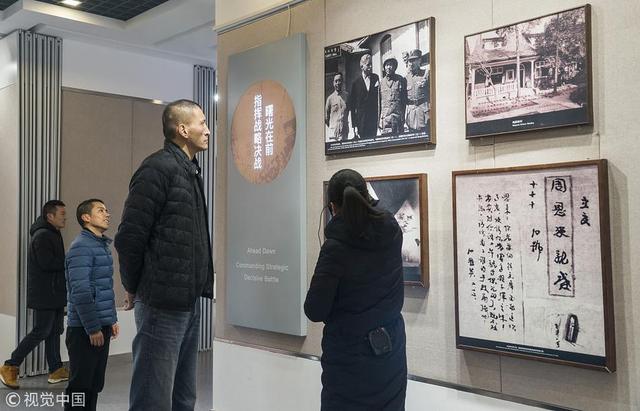 2018年1月24日，江苏淮安，篮球明星参观总理纪念馆。 巴特尔
