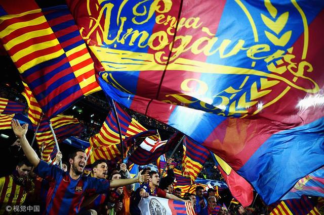 2017年3月8日，西班牙巴塞罗那，16/17欧冠1/8决赛次回合，巴塞罗那Vs巴黎圣日耳曼，巴萨球迷挥舞旗帜加油助威。