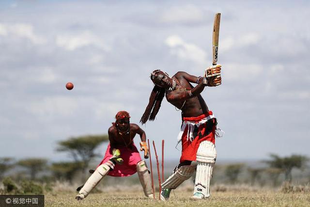 2017年8月23日，肯尼亚莱及比亚，来自于肯尼亚马赛（Masaai）的Cricket Warriors板球队队长Sonyanga Ole Ng'ais正在训练。Cricket Warriors队希望能够通过板球训练来表达对当地女性的关怀，同时也对当地女性的割礼和早婚等传统恶俗表示抗议并致力于防治艾滋病的传播。