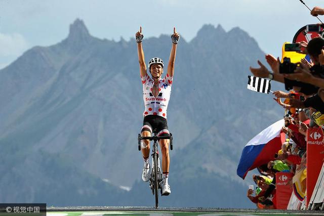 2017年07月20日，法国，2017环法自行车赛第18赛段，太阳网车队法国车手沃伦·巴吉尔高举双手庆祝获得赛段冠军。