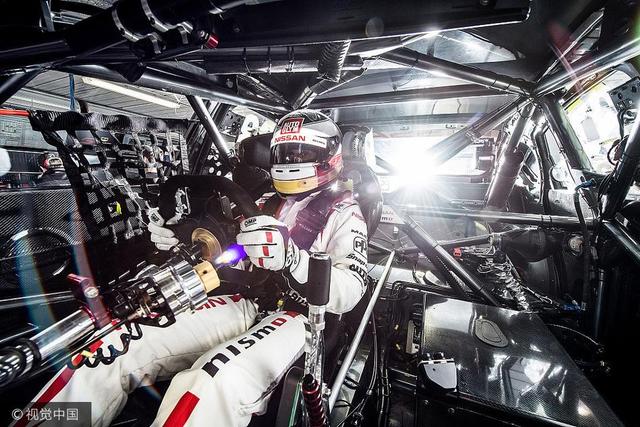 2017年4月22日，澳大利亚菲利普岛，2017菲利普岛汽车大奖赛前瞻，尼桑车队车手Michael Caruso在赛车上拍摄肖像照。