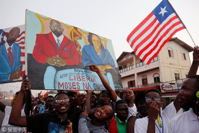 当地时间2018年1月22日，利比里亚蒙罗维亚，当选总统维阿的支持者排队观看他的就职典礼。前世界足球先生乔治·维阿将于当地时间本月22日宣誓就任利比里亚第25任总统，这标志着该国字1944年以来首次实现政权的和平交替。