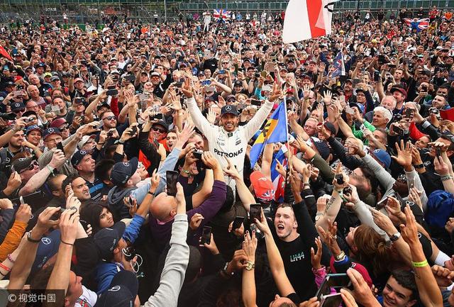 2017年7月16日，英国，2017F1大奖赛英国站正赛，奔驰车队车手路易斯·汉密尔顿夺冠，赛后在众人团簇下庆祝。