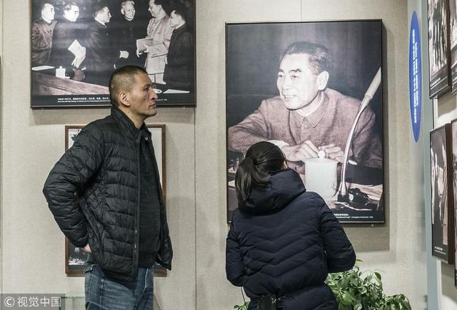 2018年1月24日，江苏淮安，篮球明星参观总理纪念馆。 巴特尔