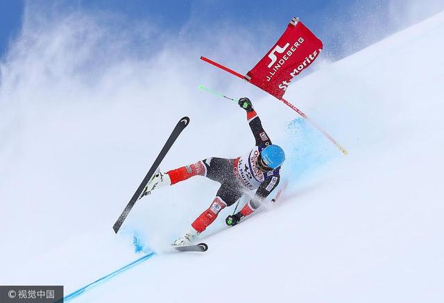 2017年2月17日，瑞士，2017FIS高山滑雪世界杯圣莫里茨站男子大回转，新西兰选手威利斯·菲斯利在比赛中刮到标志杆摔倒。