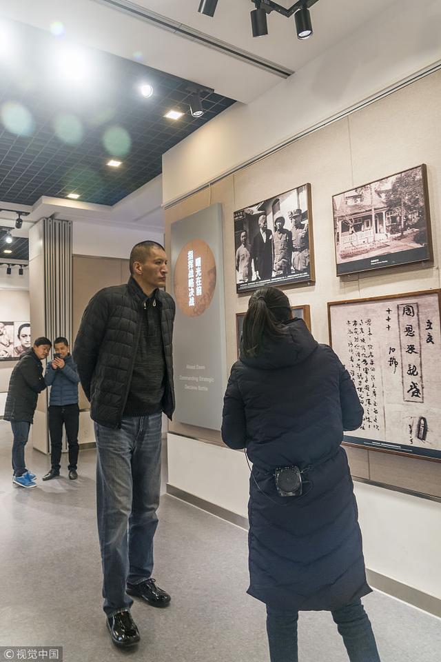 2018年1月24日，江苏淮安，篮球明星参观总理纪念馆。 巴特尔