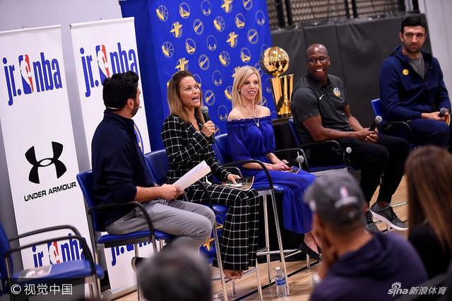 NBA球星斯蒂芬-库里因其“长不大”的外表被球迷们称为“小学生”,本次带着勇士队友参加活动,这位小学生终于得到了与同龄人玩耍的机会。