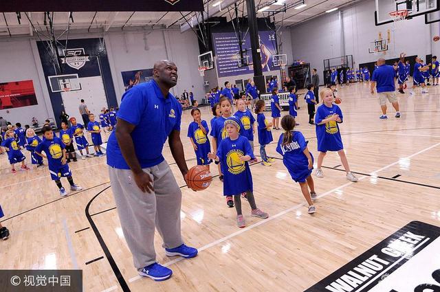 NBA球星斯蒂芬-库里因其“长不大”的外表被球迷们称为“小学生”,本次带着勇士队友参加活动,这位小学生终于得到了与同龄人玩耍的机会。