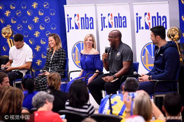 NBA球星斯蒂芬-库里因其“长不大”的外表被球迷们称为“小学生”,本次带着勇士队友参加活动,这位小学生终于得到了与同龄人玩耍的机会。