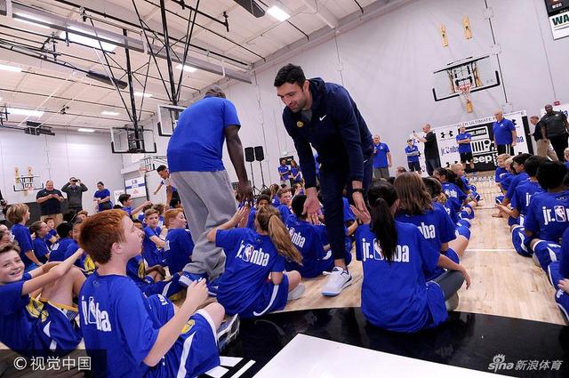 NBA球星斯蒂芬-库里因其“长不大”的外表被球迷们称为“小学生”,本次带着勇士队友参加活动,这位小学生终于得到了与同龄人玩耍的机会。