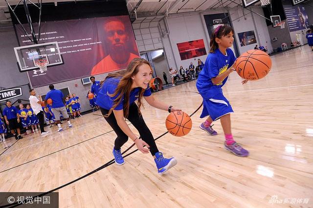 NBA球星斯蒂芬-库里因其“长不大”的外表被球迷们称为“小学生”,本次带着勇士队友参加活动,这位小学生终于得到了与同龄人玩耍的机会。