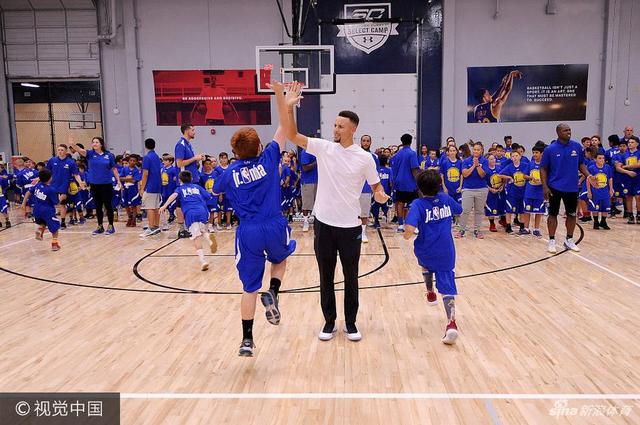NBA球星斯蒂芬-库里因其“长不大”的外表被球迷们称为“小学生”,本次带着勇士队友参加活动,这位小学生终于得到了与同龄人玩耍的机会。