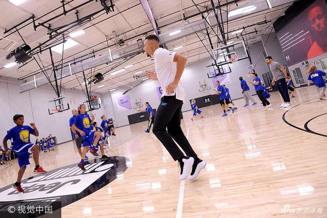 NBA球星斯蒂芬-库里因其“长不大”的外表被球迷们称为“小学生”,本次带着勇士队友参加活动,这位小学生终于得到了与同龄人玩耍的机会。