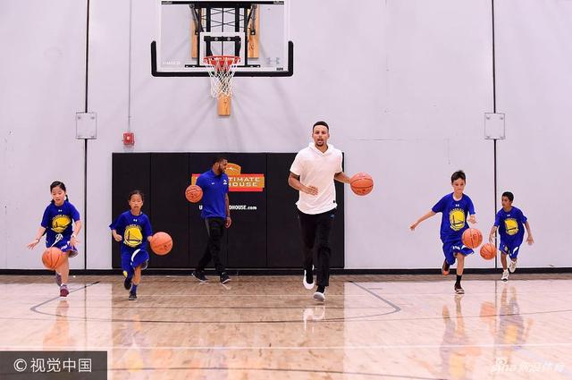 NBA球星斯蒂芬-库里因其“长不大”的外表被球迷们称为“小学生”,本次带着勇士队友参加活动,这位小学生终于得到了与同龄人玩耍的机会。