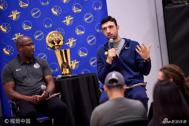 NBA球星斯蒂芬-库里因其“长不大”的外表被球迷们称为“小学生”,本次带着勇士队友参加活动,这位小学生终于得到了与同龄人玩耍的机会。