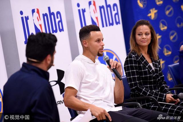 NBA球星斯蒂芬-库里因其“长不大”的外表被球迷们称为“小学生”,本次带着勇士队友参加活动,这位小学生终于得到了与同龄人玩耍的机会。