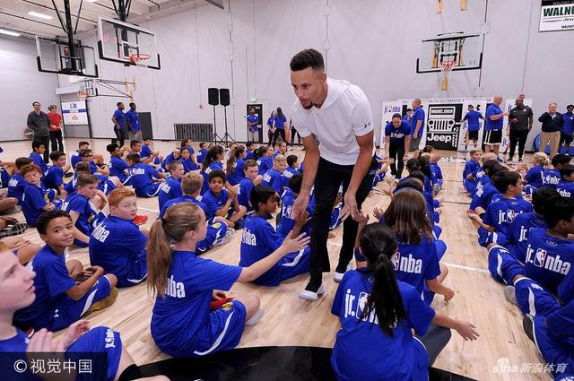 NBA球星斯蒂芬-库里因其“长不大”的外表被球迷们称为“小学生”,本次带着勇士队友参加活动,这位小学生终于得到了与同龄人玩耍的机会。