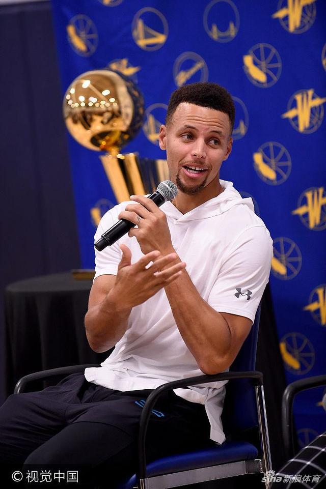 NBA球星斯蒂芬-库里因其“长不大”的外表被球迷们称为“小学生”,本次带着勇士队友参加活动,这位小学生终于得到了与同龄人玩耍的机会。