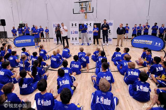 NBA球星斯蒂芬-库里因其“长不大”的外表被球迷们称为“小学生”,本次带着勇士队友参加活动,这位小学生终于得到了与同龄人玩耍的机会。
