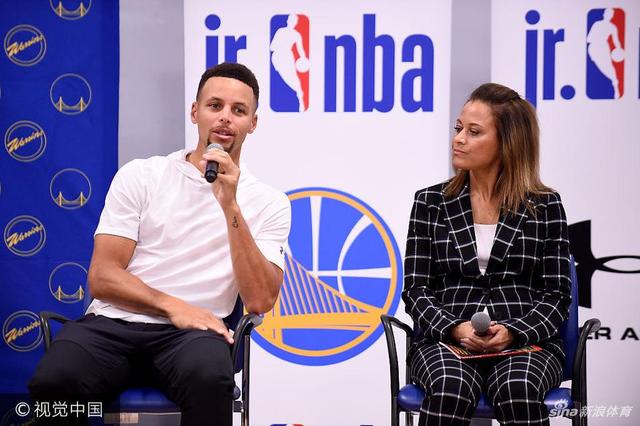 NBA球星斯蒂芬-库里因其“长不大”的外表被球迷们称为“小学生”,本次带着勇士队友参加活动,这位小学生终于得到了与同龄人玩耍的机会。