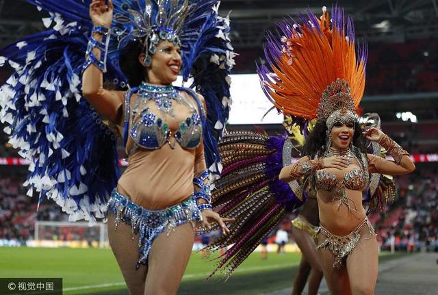 2017年11月14日，英国，2017国际足球热身赛，英格兰0-0巴西。 足球宝贝桑巴舞蹈激情助威。