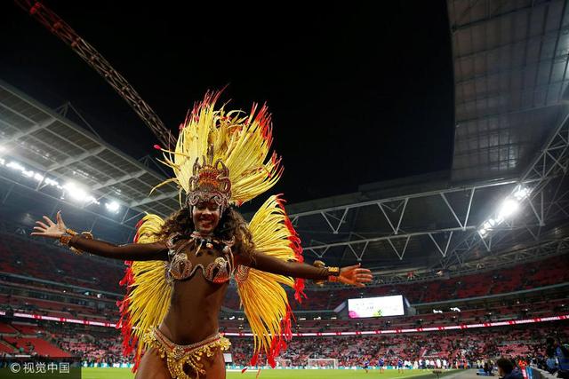 2017年11月14日，英国，2017国际足球热身赛，英格兰0-0巴西。 足球宝贝桑巴舞蹈激情助威。
