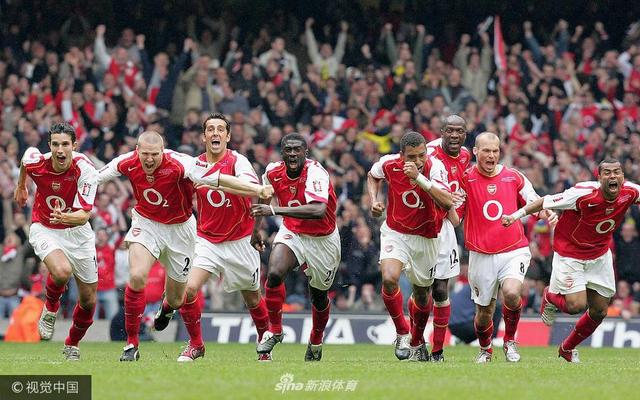 2005年5月21日，英国，足总杯，阿森纳0-0曼联（点球5-4）。阿森纳球员庆祝胜利。 　　穆里尼奥的到来让曼联和阿森纳争雄的时代结束，足总杯成为两支球队当赛季最后的尊严，弗格森的球队支配了120分钟，但是什么都没有发生，斯科尔斯错失了最重要的点球，而枪手队长维埃拉一击致命，枪手送给对手一个四大皆空的赛季。  然而这场比赛也成为双雄的分水岭，曼联此后英超欧冠两不误，但是阿森纳自此开始进入9年无冠时期，终于在2014年，他们用另一座足总杯冠军终结了这一尴尬。