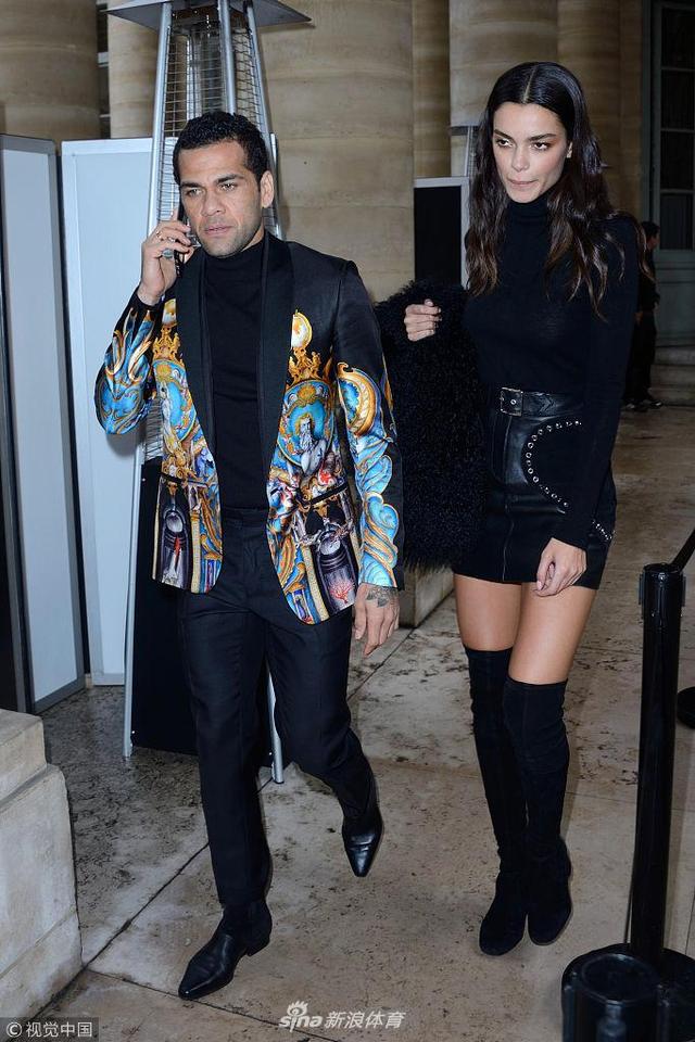 2018年1月22日，法国，足球明星携女友现身时装周。 Dani Alves and his girlfriend Joana Sanz attending the Georges Hobeika show as part of Paris Haute Couture Fashion Week Spring/Summer 2018-2019 on January 22, 2018 in Paris, France. Photo by Aurore Marechal/Abaca/Sipa USA Photo via Newscom