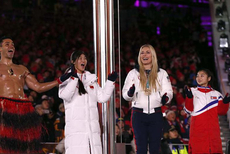 汤加半裸旗手登冬奥闭幕式舞台