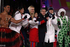 汤加半裸旗手登冬奥闭幕式舞台