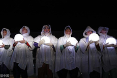 冬奥闭幕式演员手捧光球 气氛略诡异