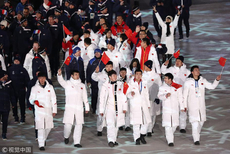 冬奥闭幕式中国代表团入场 韩聪托举隋文静