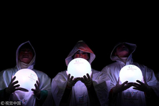 冬奥闭幕式演员手捧光球 气氛略诡异