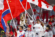 冬奥闭幕式中国代表团入场 韩聪托举隋文静