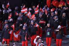 平昌冬奥会闭幕式 各国运动员欢乐入场