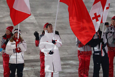 冬奥闭幕式中国代表团入场 韩聪托举隋文静