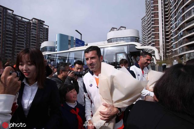 2019年3月22日，四川成都，2019传奇杯足球全明星中国赛，众传奇球星参加校园足球活动。菲戈